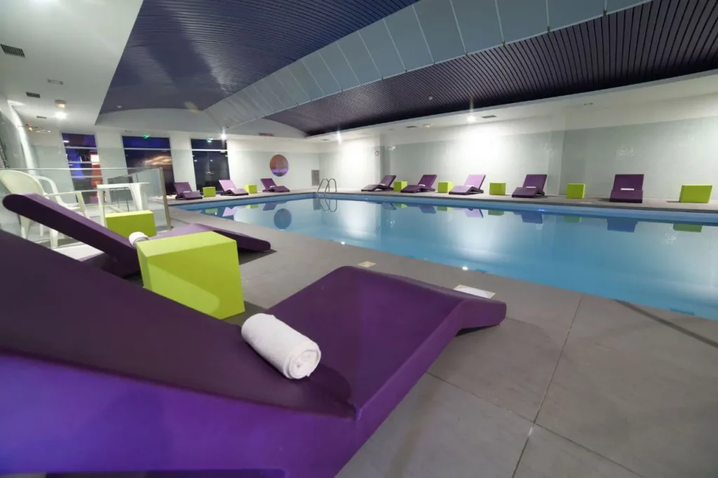 une piscine intérieure dans un hôtel du Futuroscope